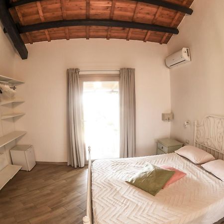 Domu Virginia Bed & Breakfast กัสเตียดาส ภายนอก รูปภาพ